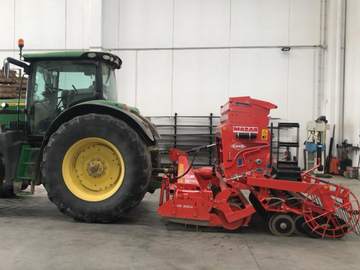 Tractor con grada rotativa y sembradora