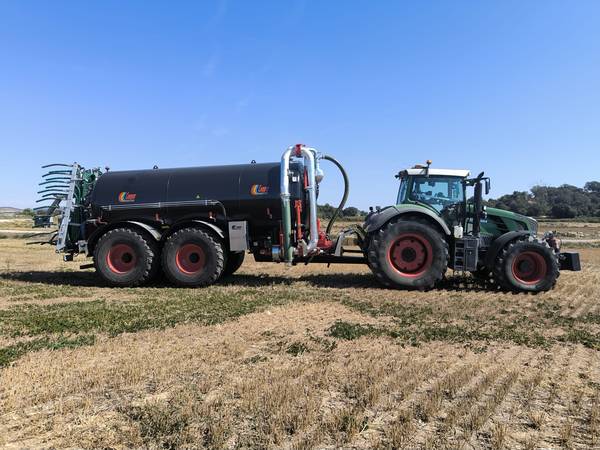Tractor con cisterna de purines y aplicador de tubos