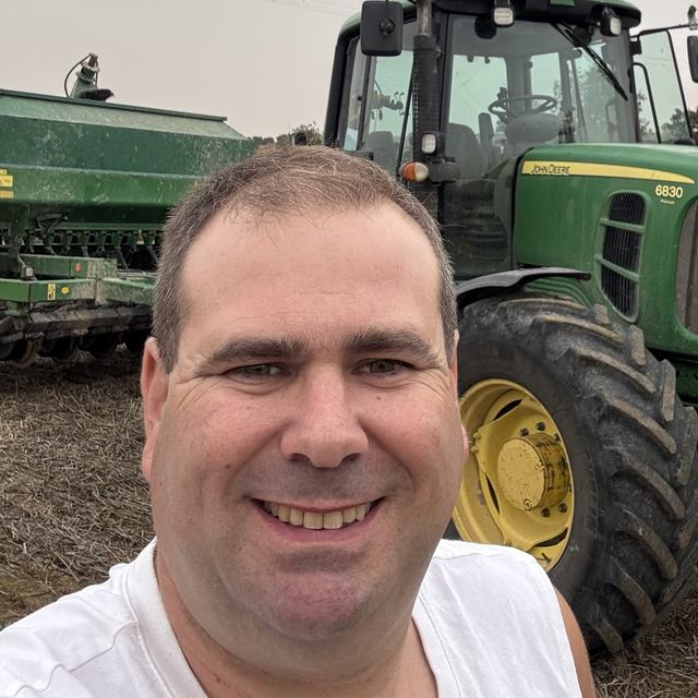 Josep Amigó junto a su tractor y la sembradora