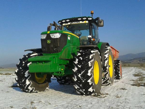 Tractor con abonadora en un campo nevado