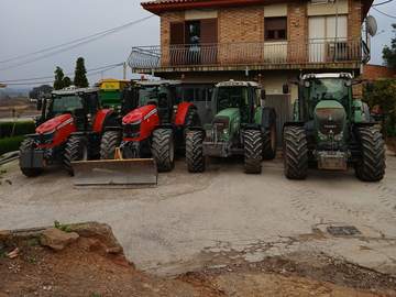 Cuatro tractores aparcados en fila delante de casa