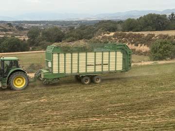 Tractor con remolque autocargador de forraje verde