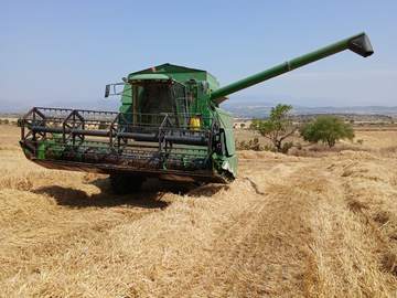 Cosechadora en un campo de cereal recién segado