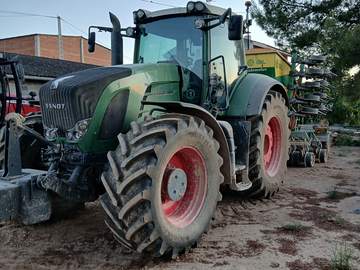 Tractor con sembradora neumática enganchada